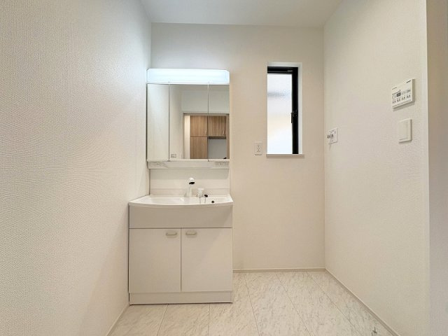 【独立洗面台】 | 新座市野寺2丁目　新築一戸建住宅　全1棟　(保谷店) | 洗面台には大きく見やすい三面鏡が付いているので、身支度がスムーズに行えます。