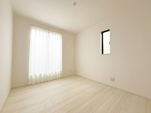 【洋室】 | 新座市野寺2丁目　新築一戸建住宅　全1棟　(保谷店) | 2階5.25帖南東側/明るい色味のフローリングで開放感のある室内。