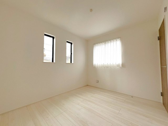 【子供部屋】 | 新座市野寺2丁目　新築一戸建住宅　全1棟　(保谷店) | 2階5.25帖北側/2面採光につき暖かな陽射しが差し込みます。