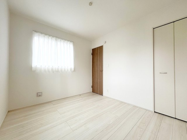 【子供部屋】 | 新座市野寺2丁目　新築一戸建住宅　全1棟　(保谷店) | 2階5.25帖北側/全居室に収納スペースが備わりお部屋を広々お使いいただけます。