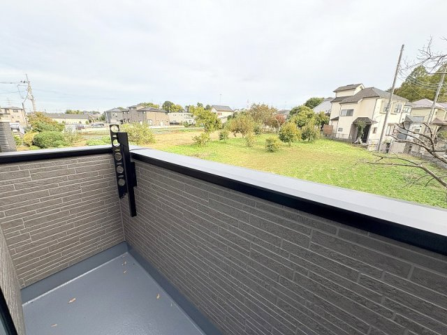 【バルコニー】 | 新座市野寺2丁目　新築一戸建住宅　全1棟　(保谷店) | 陽当たり良くお洗濯に便利な南東バルコニー。