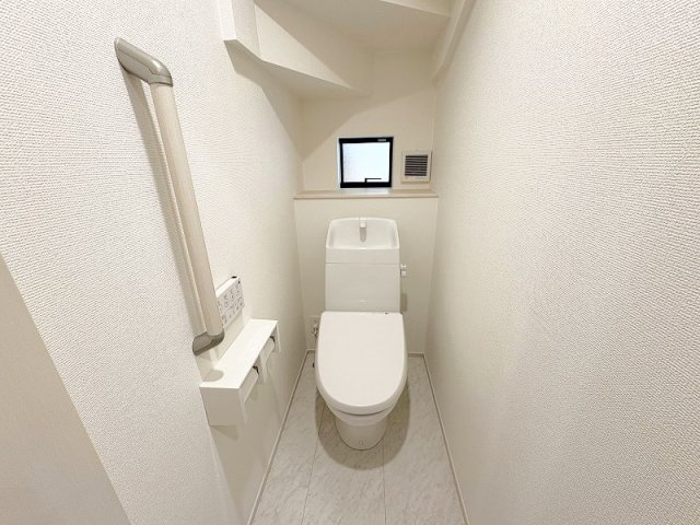 【トイレ】 | 新座市野寺2丁目　新築一戸建住宅　全1棟　(保谷店) | 1階/温水洗浄機能付で清潔感のあるトイレ。