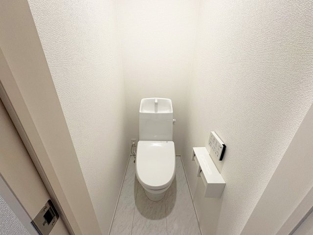 【トイレ】 | 新座市野寺2丁目　新築一戸建住宅　全1棟　(保谷店) | 2階/各階に設置されているので来客時も気兼ねなくお使いいただけます。