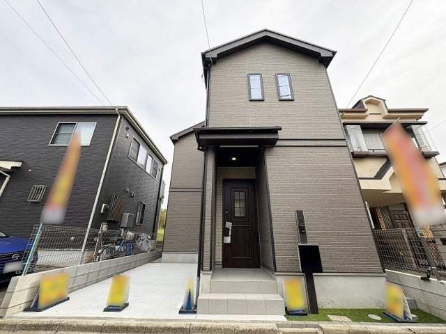 【外観】 | 新座市野寺2丁目　新築一戸建住宅　全1棟　(保谷店) | 幅広道路に面し開放的な立地が魅力的です。