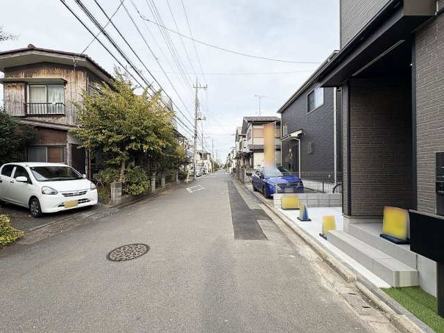 【前面道路含む現地写真】 | 新座市野寺2丁目　新築一戸建住宅　全1棟　(保谷店) | ちょっとしたお買い物に便利なコンビニまで徒歩5分。
「野寺四丁目児童遊園」まで徒歩6分なのでお子様との外遊びも気軽にできます。