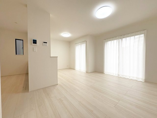 【居間・リビング】 | 新座市野寺2丁目　新築一戸建住宅　全1棟　(保谷店) | 暮らしの中心となるリビングは、ご家族で心地良く過ごせる空間に。
