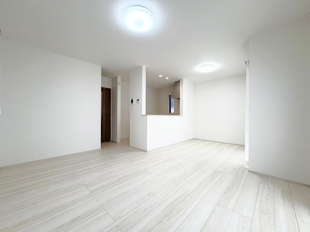 【居間・リビング】 | 新座市野寺2丁目　新築一戸建住宅　全1棟　(保谷店) | 帰宅後にリビングを通る設計なので、ご家族との会話も自然と生まれそうです。