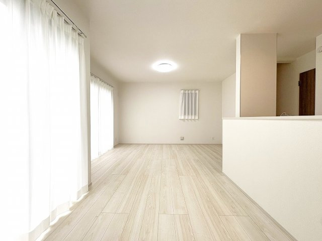 【居間・リビング】 | 新座市野寺2丁目　新築一戸建住宅　全1棟　(保谷店) | 南東に広く面しており、明るく開放的な空間に仕上がっています。