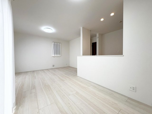 【居間・リビング】 | 新座市野寺2丁目　新築一戸建住宅　全1棟　(保谷店) | 落ち着いた色味のクロスとフローリングでほっと一息つける空間。