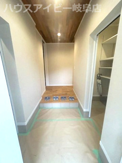 【玄関】 | 岐阜市河渡！築47年のお家を劇的大改造！家族みんなでくつろげる広々リビング3LDK！ | 岐阜市河渡！築47年のお家を劇的大改造！家族みんなでくつろげる広々リビング3LDK！