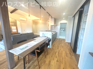 【居間・リビング】 | 岐阜市河渡！築47年のお家を劇的大改造！家族みんなでくつろげる広々リビング3LDK！ | 岐阜市河渡！築47年のお家を劇的大改造！家族みんなでくつろげる広々リビング3LDK！