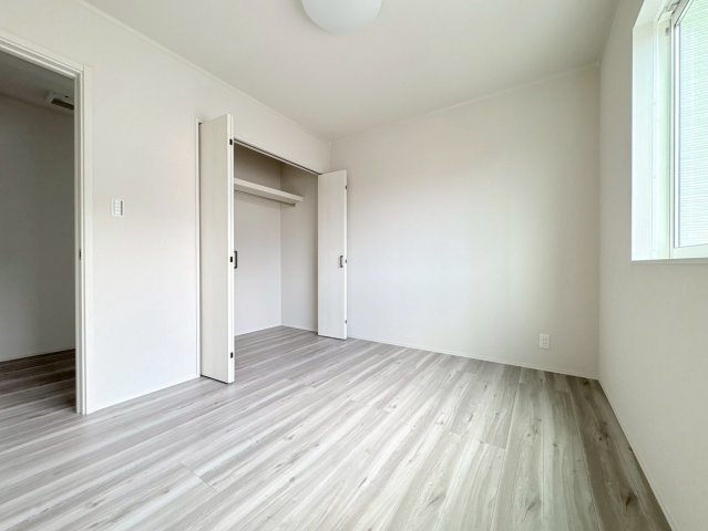 新築戸建　岐阜市朝霧町　全2区画分譲の洋室|全居室にたっぷり収納できる大型収納を設置。窓ガラスは断熱性能や結露防止効果の高いペアガラスです。