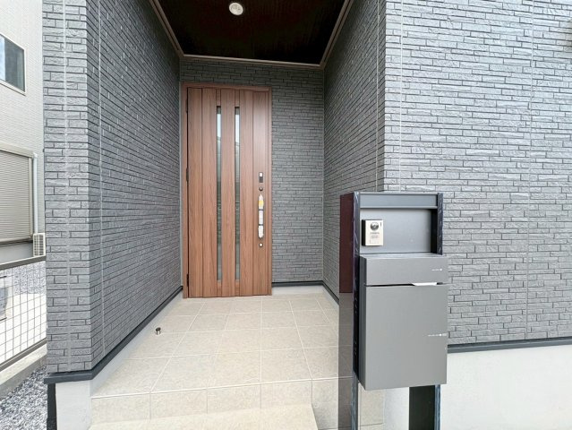 新築戸建　岐阜市朝霧町　全2区画分譲の玄関|玄関ドアの鍵はディンプルキーと内側はサムターンキーになっており防犯性の高い仕様になっています。