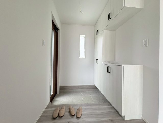 新築戸建　岐阜市朝霧町　全2区画分譲の玄関|大容量のシューズ収納付きで玄関周りもすっきり！玄関ドアからの光が玄関ホールを明るくしてくれます。