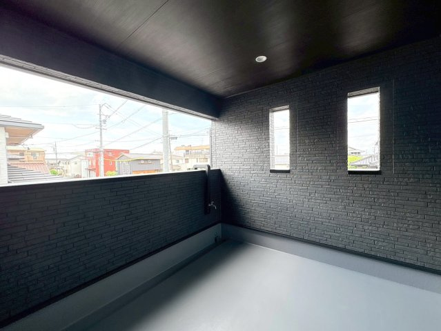 新築戸建　岐阜市朝霧町　全2区画分譲のバルコニー|バルコニーは南向きで洗濯物もよく乾きます！バルコニーの掃除や家庭菜園の水やりに便利な蛇口付き。