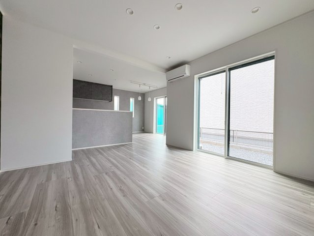 新築戸建　岐阜市朝霧町　全2区画分譲の居間・リビング|リビング別角度です。