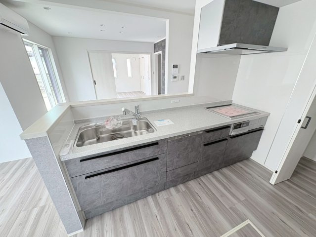 新築戸建　岐阜市朝霧町　全2区画分譲のキッチン|機能的なシステムキッチンです。収納力に優れた大容量の引出しでキッチン回りがスッキリ片付きます。