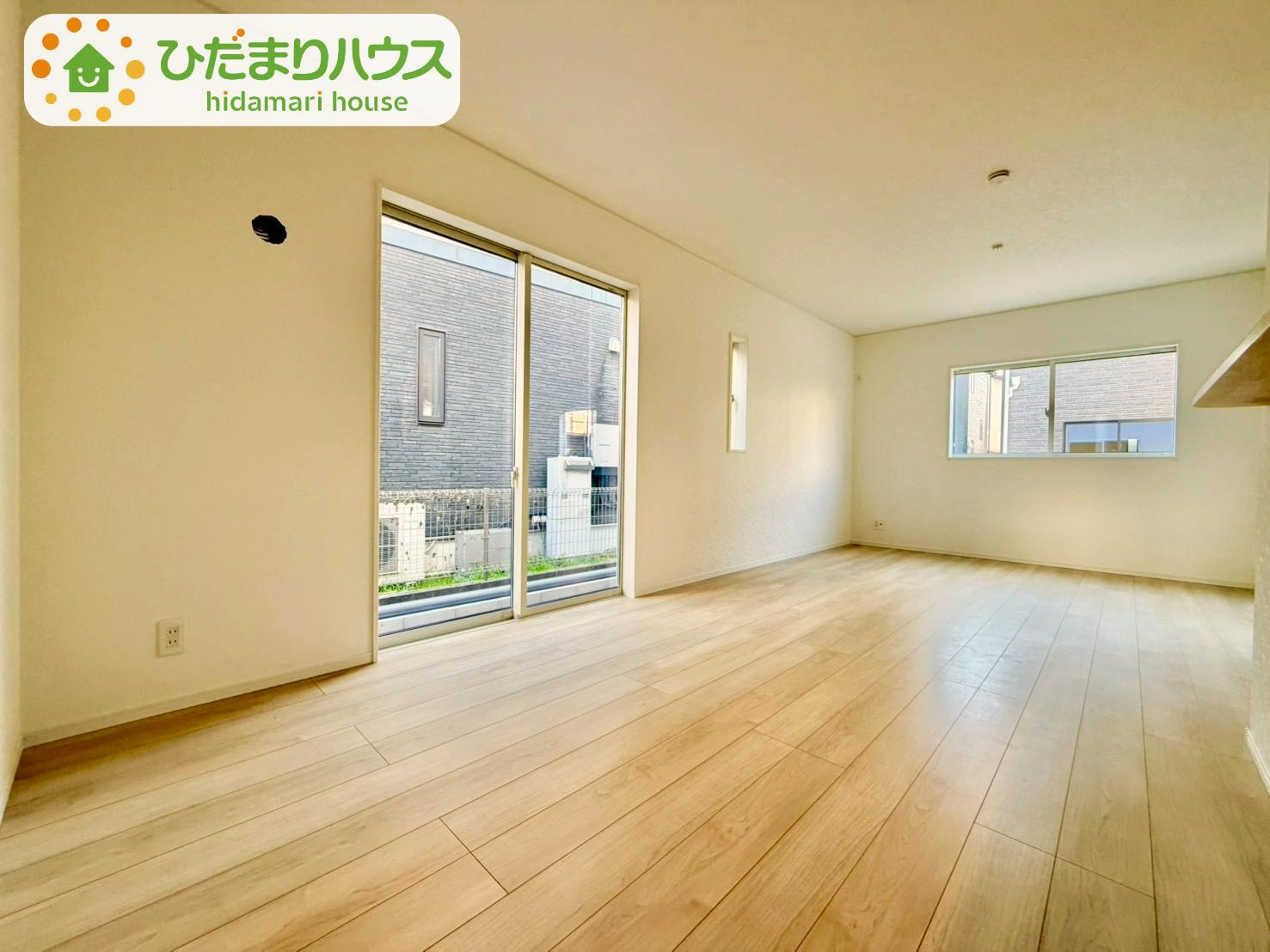 野田市尾崎第16　新築戸建　6号棟の居間・リビング|家族だんらんで、笑顔のたえない時間も増えそうなLDKが魅力です(^^)/窓も多くて明るい空間でくつろげます。							
