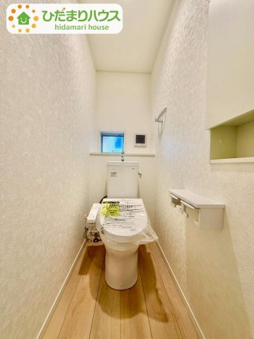 野田市尾崎第16　新築戸建　6号棟のトイレ|小窓が付いているので、トイレも明るい空間になっております♪							
