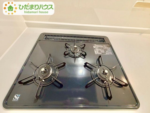 野田市尾崎第16　新築戸建　6号棟のキッチン|3口コンロでお料理する時間も短くなりそうですね(*‘∀‘)						
