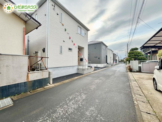 野田市尾崎第16　新築戸建　6号棟の前面道路含む現地写真|交通量の少ない前面道路は、小さなお子様のいるご家庭でも安心です！