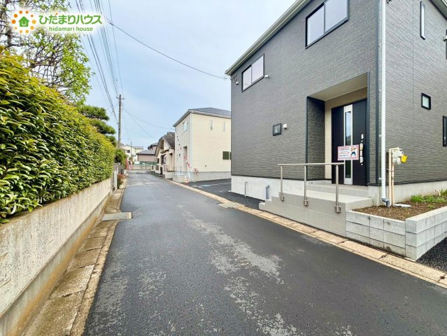 野田市尾崎第16　新築戸建　6号棟の前面道路含む現地写真|ゆとりのある前面道路は、駐車もラクラク♪車庫入れのときに嬉しいですね！