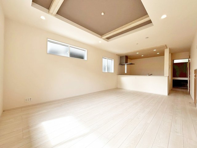 ブルーミングガーデン中山五月台1丁目新築一戸建て全2区画│3・4LDK+並列駐車2台可の居間・リビング|1階LDKは約17帖でゆとりある広さです。 インテリア配置に困らない間取り設計に加え、お子様のいる世帯に必要な部屋数を備えた物件です。