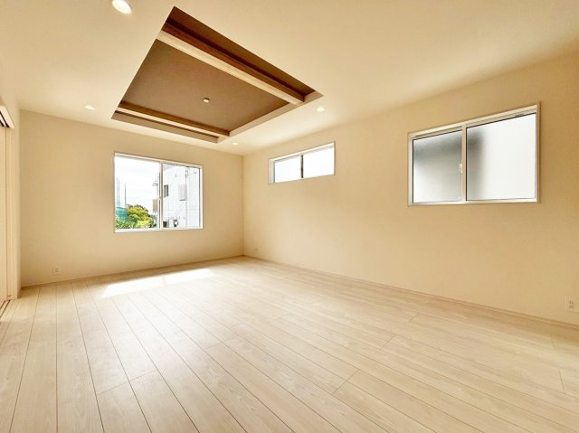 ブルーミングガーデン中山五月台1丁目新築一戸建て全2区画│3・4LDK+並列駐車2台可の居間・リビング|対面式キッチンで家族同士のつながりを感じやすい設計を基調としています。折上天井やアダウンライトを設けるなど、デザイン性を向上させた内観に仕上がりました。