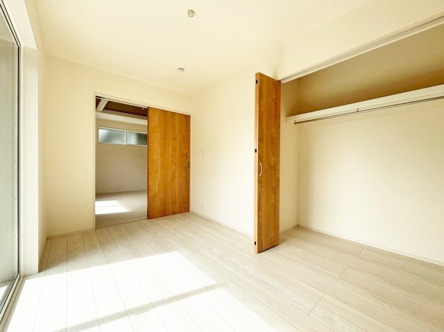 ブルーミングガーデン中山五月台1丁目新築一戸建て全2区画│3・4LDK+並列駐車2台可の洋室|1階リビング横に位置する洋室の内観写真です。 キッズスペースや客間として幅広くご活用頂けます。