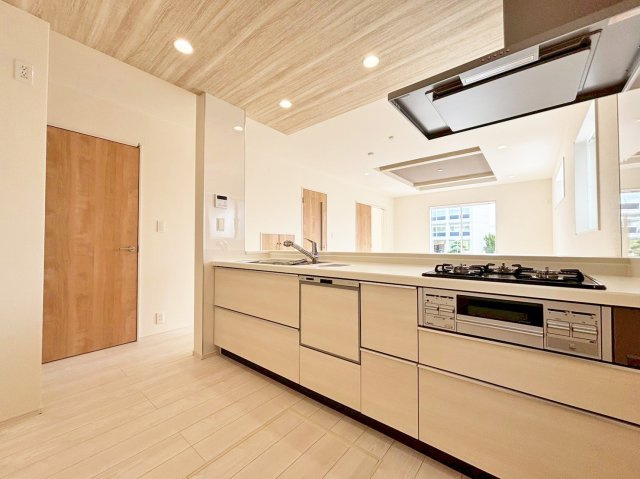 ブルーミングガーデン中山五月台1丁目新築一戸建て全2区画│3・4LDK+並列駐車2台可のキッチン|1階キッチン奥側から撮影した内観写真です。浄水器一体型水栓、食器洗い乾燥機などの充実した設備内容です。