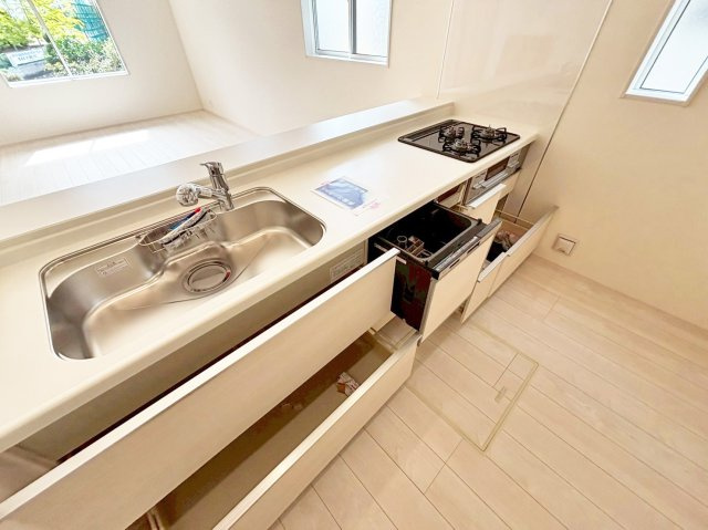 ブルーミングガーデン中山五月台1丁目新築一戸建て全2区画│3・4LDK+並列駐車2台可のキッチン|ワークトップは十分な広さがあるW2550タイプ。調理台下いっぱいに収納を設け、包丁のホルダーや調味料専用の引き出しも備えています。本分譲地は食洗機が標準装備されています。