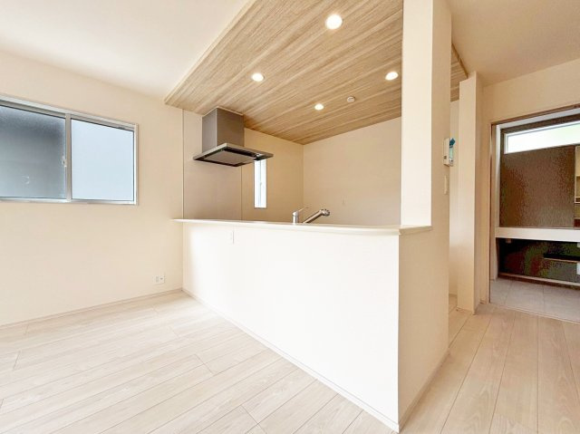 ブルーミングガーデン中山五月台1丁目新築一戸建て全2区画│3・4LDK+並列駐車2台可のキッチン|キッチン上部は折下天井を採用でデザイン性を向上させています。ダウンライトを4基採用し、作業性を確保。収納スペースも設けられているので豊富な収納量です。