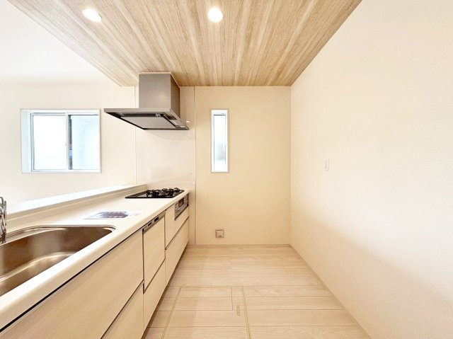 ブルーミングガーデン中山五月台1丁目新築一戸建て全2区画│3・4LDK+並列駐車2台可のキッチン|キッチン後ろのスペースも広く、ご入居後に設置するカップボードの幅も広がります。特にLDKが広い住宅の場合はカップボードなどのメインインテリアを大きくするとバランスが良くなります。