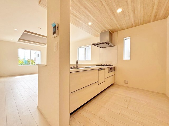 ブルーミングガーデン中山五月台1丁目新築一戸建て全2区画│3・4LDK+並列駐車2台可のキッチン|1階キッチンユニット越しに撮影した内観写真です。対面式キッチンを採用しているため視界は広く、ご家族間やご来訪者とのコミュニケーションも一体的に取り易くなっております。