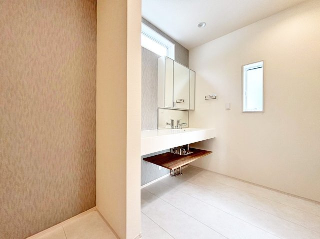 ブルーミングガーデン中山五月台1丁目新築一戸建て全2区画│3・4LDK+並列駐車2台可の玄関|キャビネット内には散らかりがちな化粧品や小物類をしまっておけるので、生活感が出にくくスタイリッシュな空間を保てます。