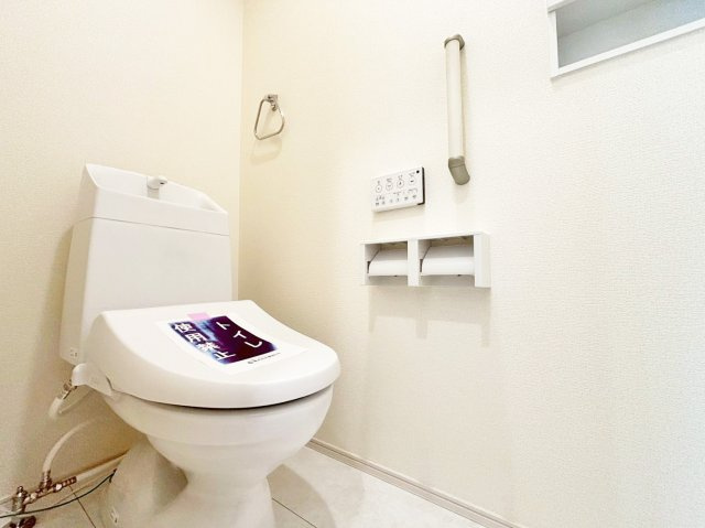 ブルーミングガーデン中山五月台1丁目新築一戸建て全2区画│3・4LDK+並列駐車2台可のトイレ|1・2階に1か所ずつウォッシュトイレを導入しています。