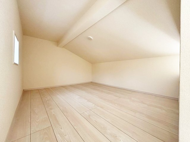 ブルーミングガーデン中山五月台1丁目新築一戸建て全2区画│3・4LDK+並列駐車2台可の収納|2階ロフトの内観写真です。
季節家電やアウトドア用品など幅広く収納して頂けます。