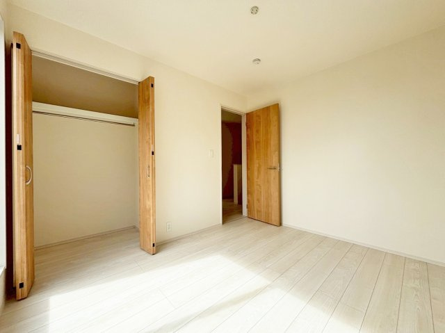 ブルーミングガーデン中山五月台1丁目新築一戸建て全2区画│3・4LDK+並列駐車2台可の洋室|-洋室約5.2帖(2F)-
