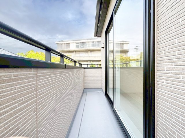 ブルーミングガーデン中山五月台1丁目新築一戸建て全2区画│3・4LDK+並列駐車2台可のバルコニー|2階北西側バルコニー写真です。