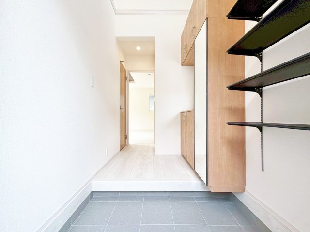 ブルーミングガーデン中山五月台1丁目新築一戸建て全2区画│3・4LDK+並列駐車2台可の玄関|1階玄関入ってすぐの内観写真です。 上部まで収納があるシューズBOX付き。 毎日使う玄関回りも常に片付いた状態を維持できそうです。上部吹抜けで明るく開放感が溢れます◎