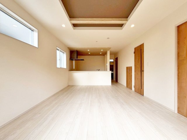 ブルーミングガーデン中山五月台1丁目新築一戸建て全2区画│3・4LDK+並列駐車2台可の居間・リビング|「視覚的に立体的なLDK」を常に考慮した設計が目を惹きます。写真のような折上天井も部分的な配置にすることで空間の住み分けや飽きの来ない生活を実現させます。