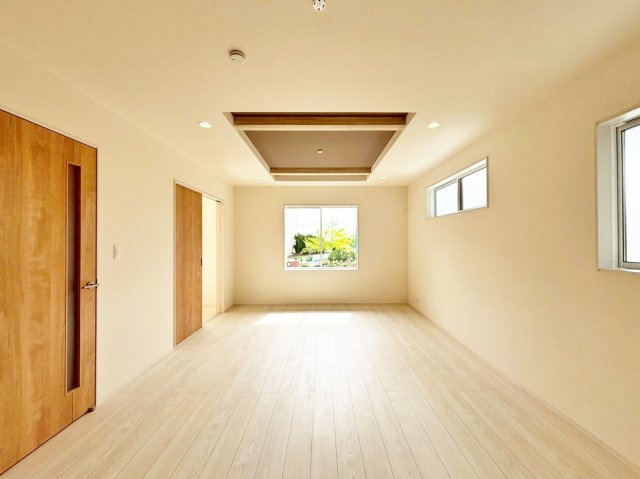 ブルーミングガーデン中山五月台1丁目新築一戸建て全2区画│3・4LDK+並列駐車2台可の居間・リビング|1階LDKをダイニング側から正面に撮影した内観写真です 。 未就学児も含む4人家族がゆとりをもって過ごすには十分の1棟です。