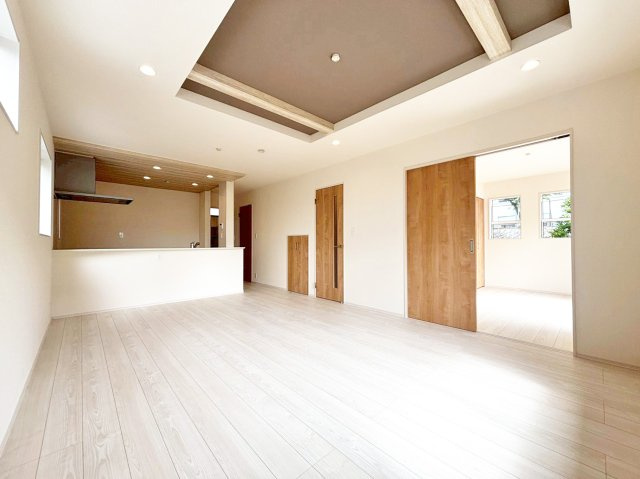 ブルーミングガーデン中山五月台1丁目新築一戸建て全2区画│3・4LDK+並列駐車2台可の居間・リビング|対面式キッチンで家族同士のつながりを感じやすい設計を基調としています。 1階に水回りが配置されている為、家事動線良好です。