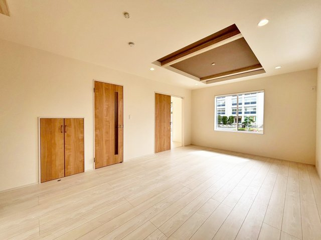 ブルーミングガーデン中山五月台1丁目新築一戸建て全2区画│3・4LDK+並列駐車2台可の居間・リビング|1階LDKをダイニング側から撮影した内観写真です。インテリアに大きなサイズを選択しても動線を邪魔しない広々とした団らん空間です。