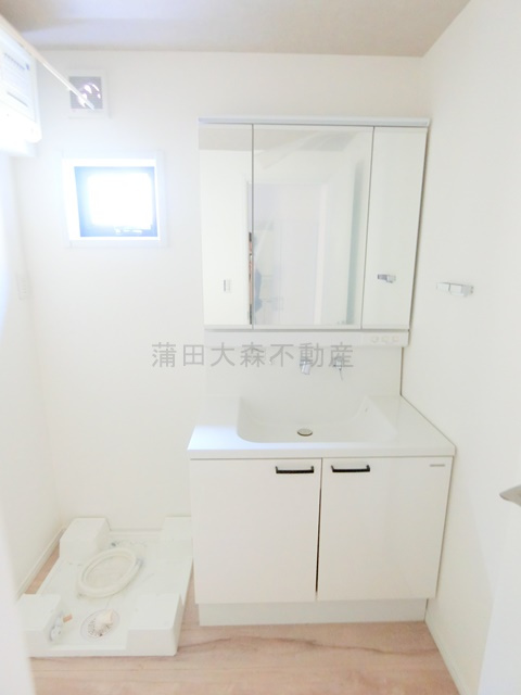 蒲田本町戸建の洗面所|洗濯置き場と三面鏡洗面台