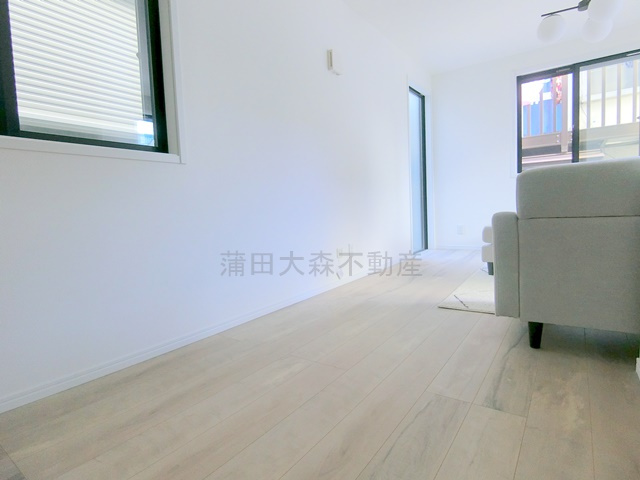 蒲田本町戸建の居間・リビング|2階リビング12.5帖