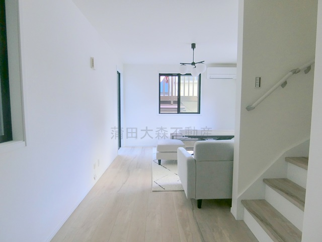 蒲田本町戸建の居間・リビング|2階リビング12.5帖