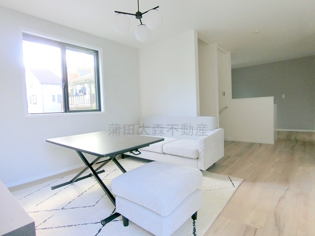 蒲田本町戸建の居間・リビング|2階リビング12.5帖