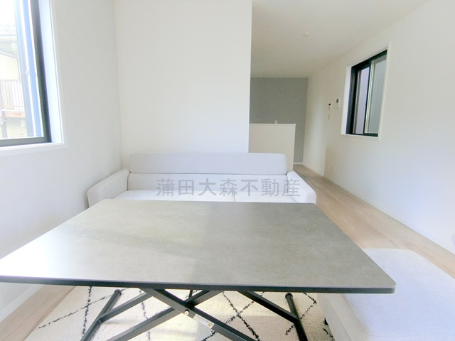 蒲田本町戸建の居間・リビング|2階リビング12.5帖