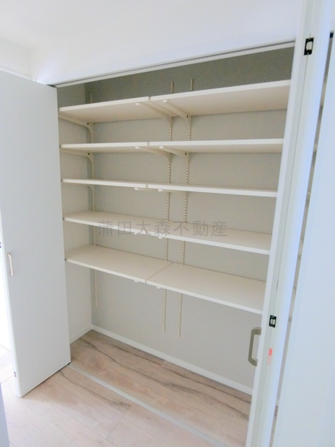 蒲田本町戸建の収納|1階廊下収納スペース